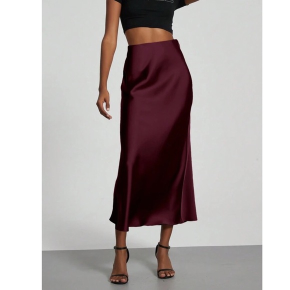 Dresses & Skirts - Satin Chic midi skirt in Dark Purple